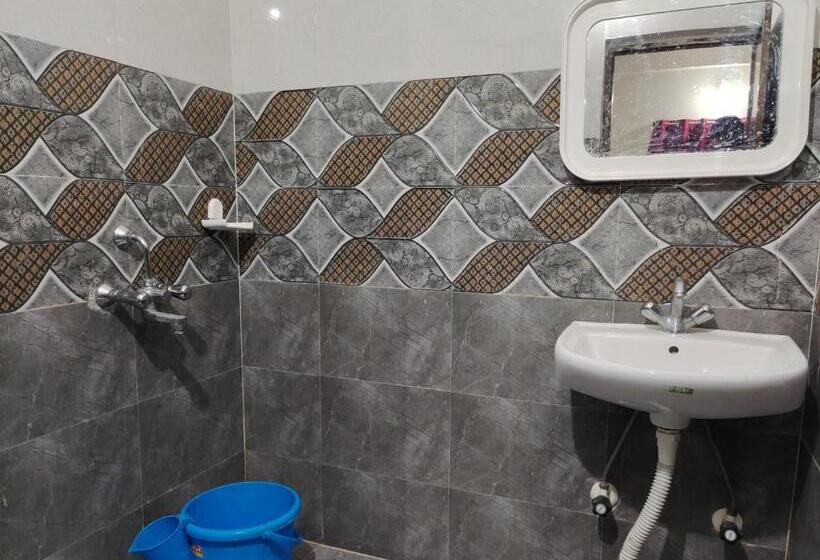 סוויטה משפחתית, Gaurav Guest House