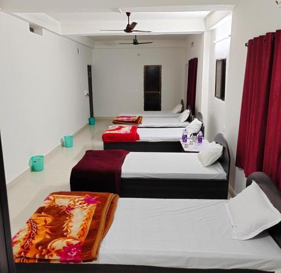 سوییت خانوادگی, Gaurav Guest House