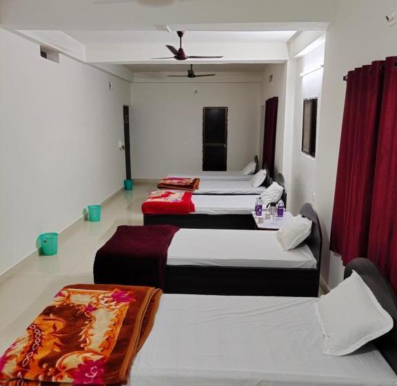 סוויטה משפחתית, Gaurav Guest House