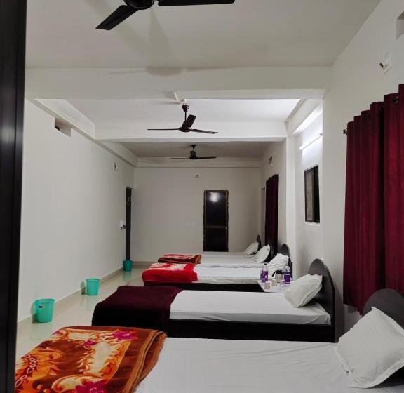 סוויטה משפחתית, Gaurav Guest House