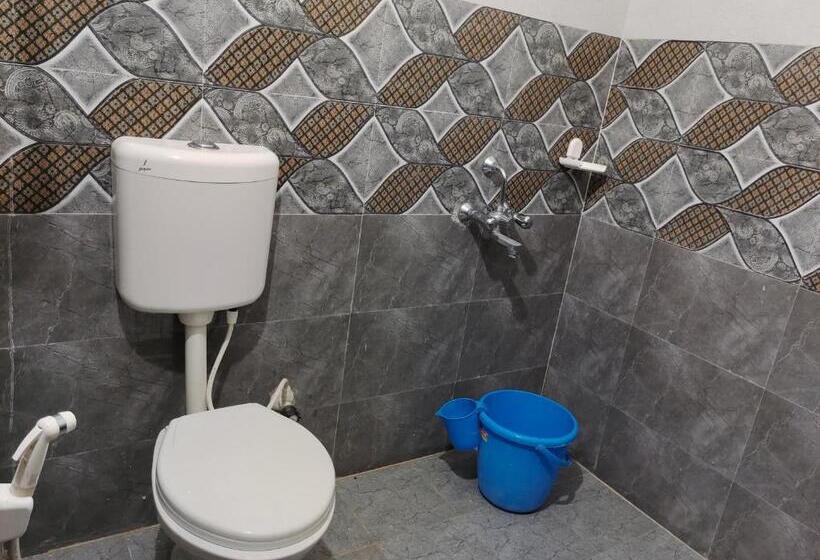 סוויטה משפחתית, Gaurav Guest House