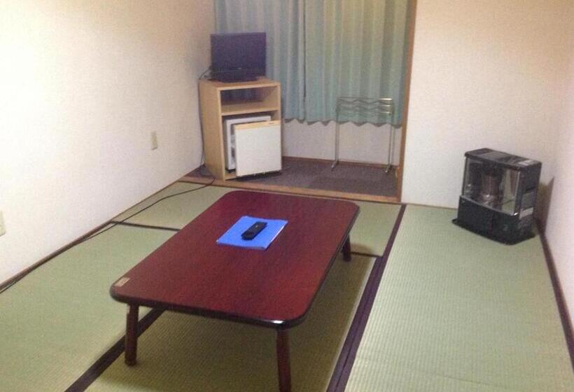バスルーム共有のトリプルスタンダード, ホテル中の島別館