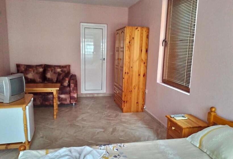 Трехместный Номер Стандарт с Балконом, Guest House Diamant