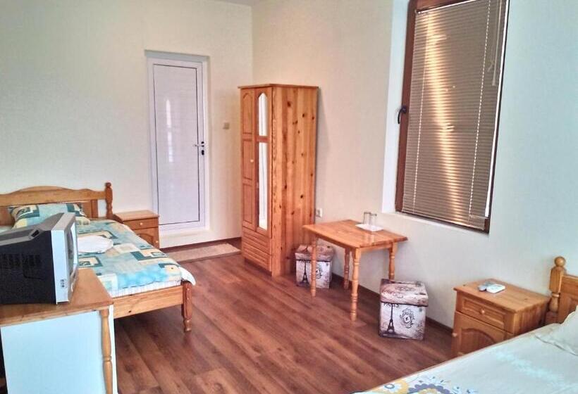 Трехместный Номер Стандарт с Балконом, Guest House Diamant