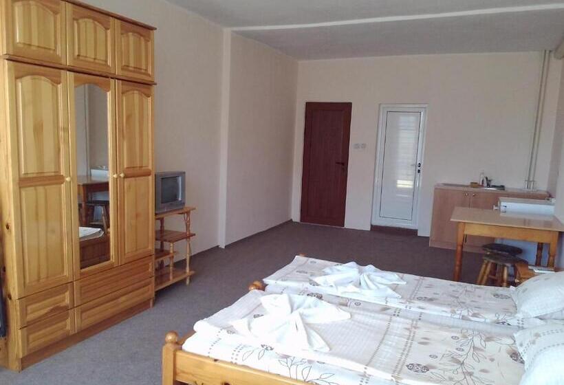 Трехместный Номер Стандарт с Балконом, Guest House Diamant