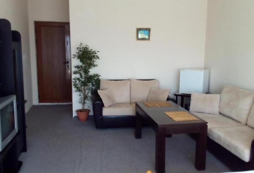 Четырехместный Номер Стандарт с Балконом, Guest House Diamant