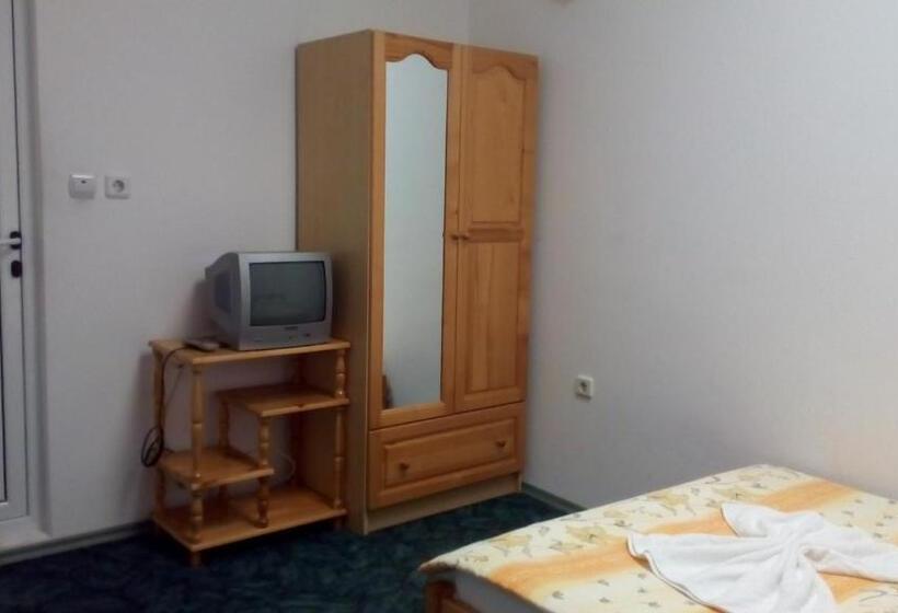 Четырехместный Номер Стандарт с Балконом, Guest House Diamant