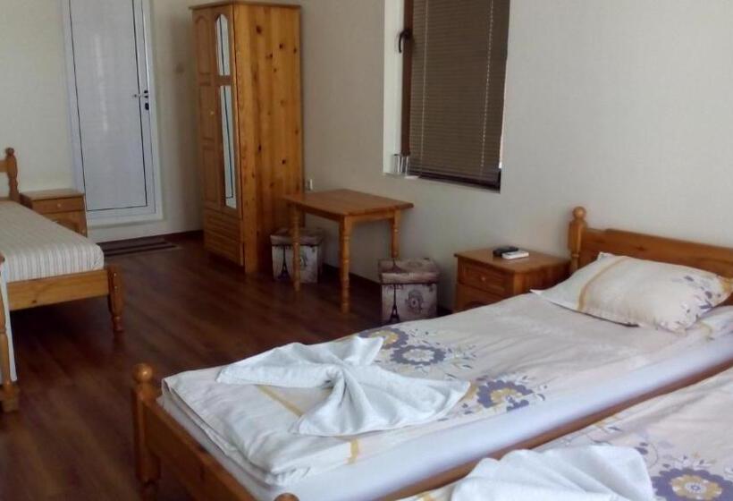 Четырехместный Номер Стандарт с Балконом, Guest House Diamant