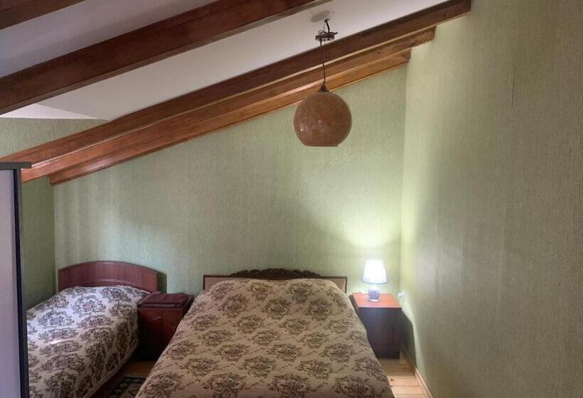 اتاق خانوادگی, Zandarashvili Guest House