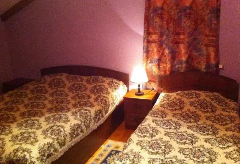 اتاق استاندارد سه نفره, Zandarashvili Guest House