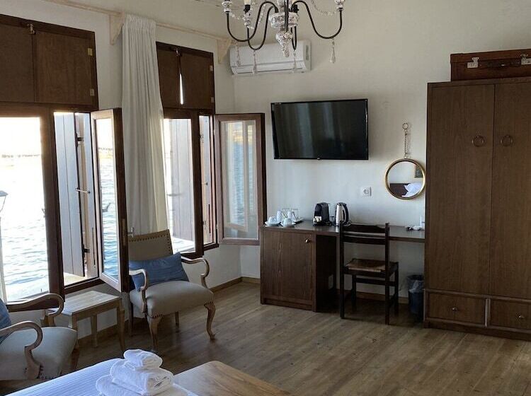 غرفة ديلوكس مطلّة علي البحر, Captain Vasilis