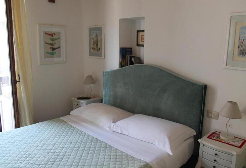 חדר לארבעה סטנדרטי עם מרפסת, B&b Del Duomo