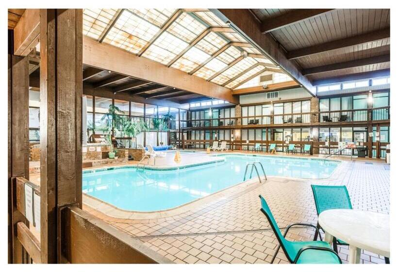 غرفة قياسية مطلّة علي حمام السباحة, Altoona Grand