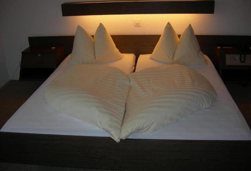 이코노미 룸, Kreuz