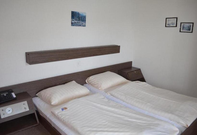 이코노미 룸, Kreuz