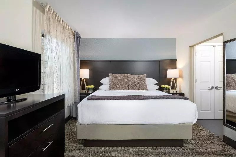 デラックススイート, Staybridge Suites Chantilly Dulles Airport, An Ihg