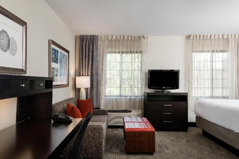 מיטת קינג בסוויטה, Staybridge Suites Chantilly Dulles Airport, An Ihg