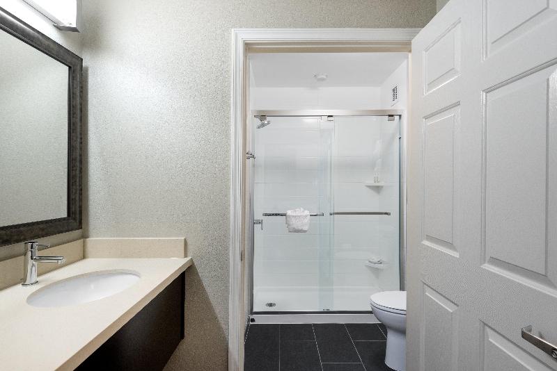 מיטת קינג בסוויטה, Staybridge Suites Chantilly Dulles Airport, An Ihg