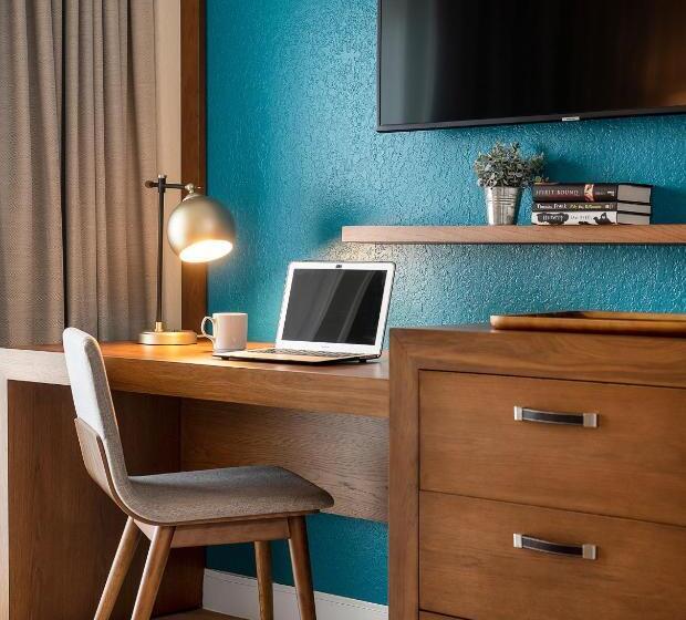 מיטת קינג בסוויטה, Compass By Margaritaville Hotel Naples