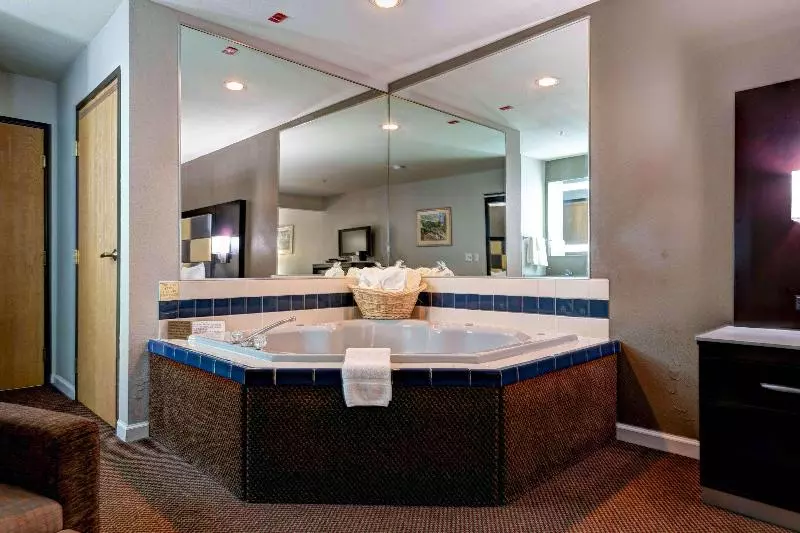 キングサイズベッドのスイートルーム, Surestay Plus Hotel By Best Western Redding