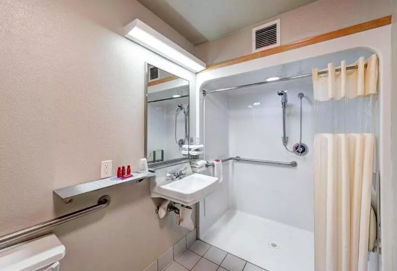 身障者適用スタンダードルーム, Surestay Plus Hotel By Best Western Redding