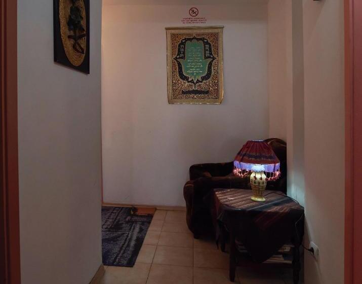 غرفة عائلية, Elitza