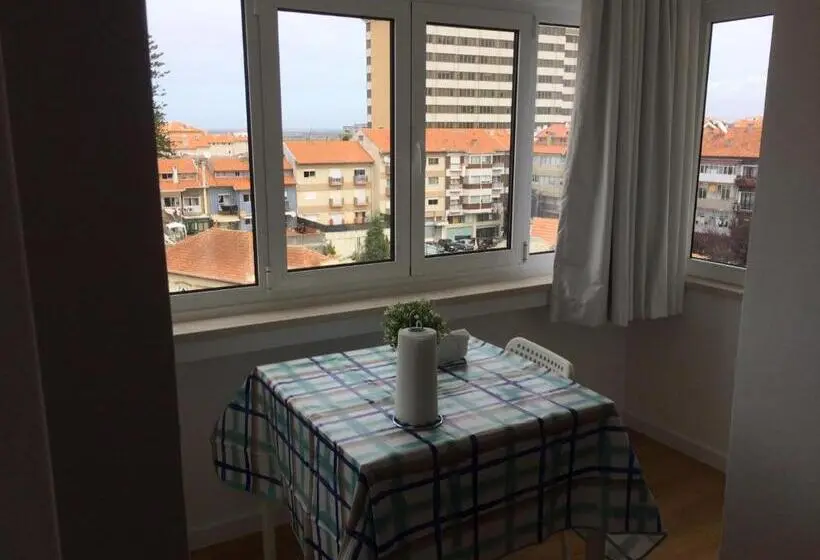 デラックススタジオ, Aveiro White House