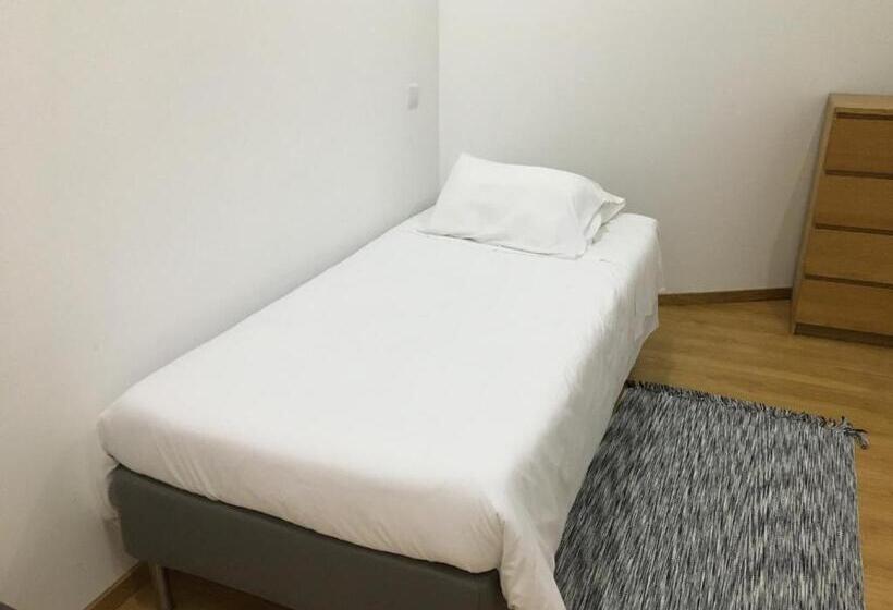 جناح جونيور, Aveiro White House