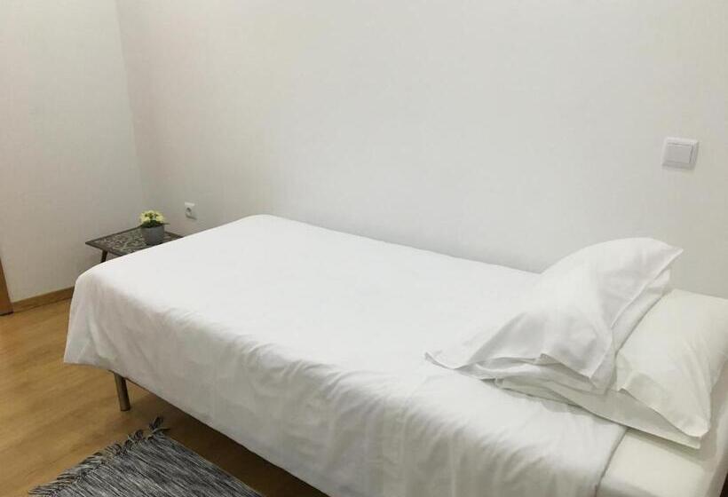 جناح جونيور, Aveiro White House