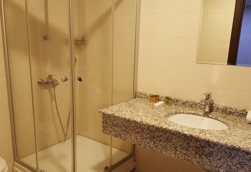 חדר סטנדרט לשלושה, Cakici