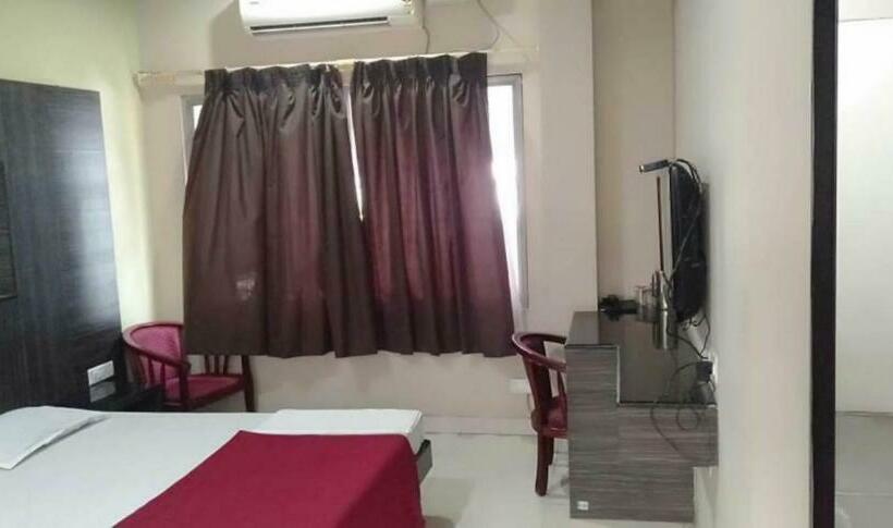 Номер Deluxe, Iroomz Hoysala Residency