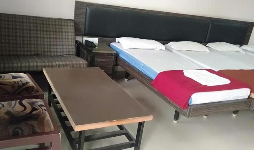 غرفة كلاسيكية ثلاثية, Iroomz Hoysala Residency