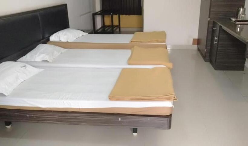 غرفة ديلوكس رباعية, Iroomz Hoysala Residency