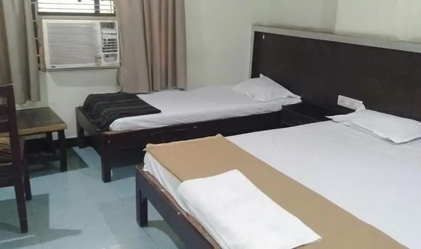 デラックスの４人部屋, Iroomz Hoysala Residency