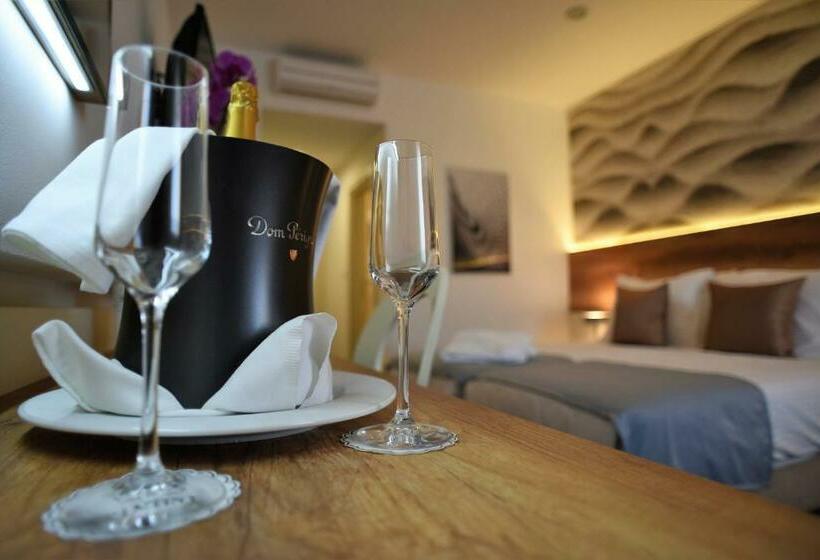 デラックスルーム, Santiny