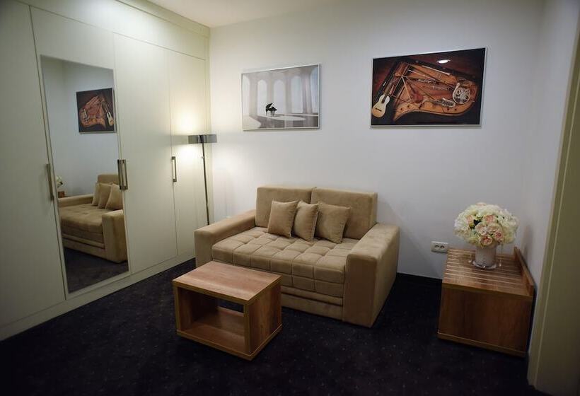 スーペリアースイート, Santiny