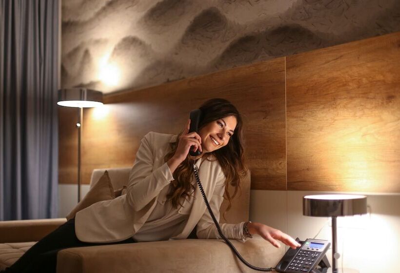 デラックスルーム, Santiny