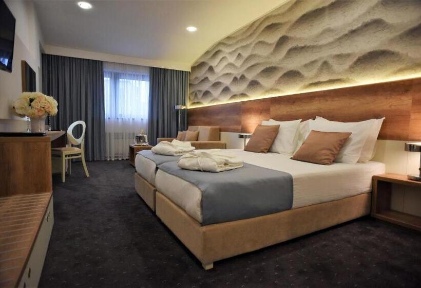 デラックスルーム, Santiny