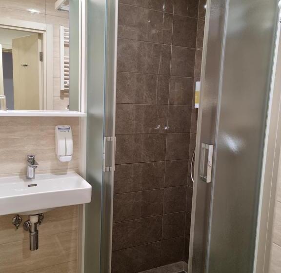 デラックスルーム, Santiny