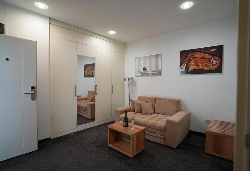 スーペリアースイート, Santiny