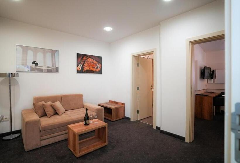 スーペリアースイート, Santiny