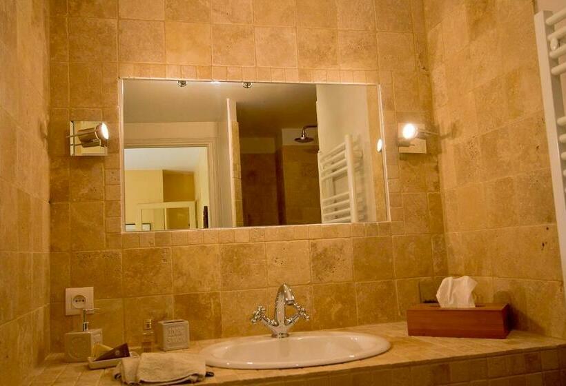 غرفة قياسية ثلاثية, La Petite Ferme