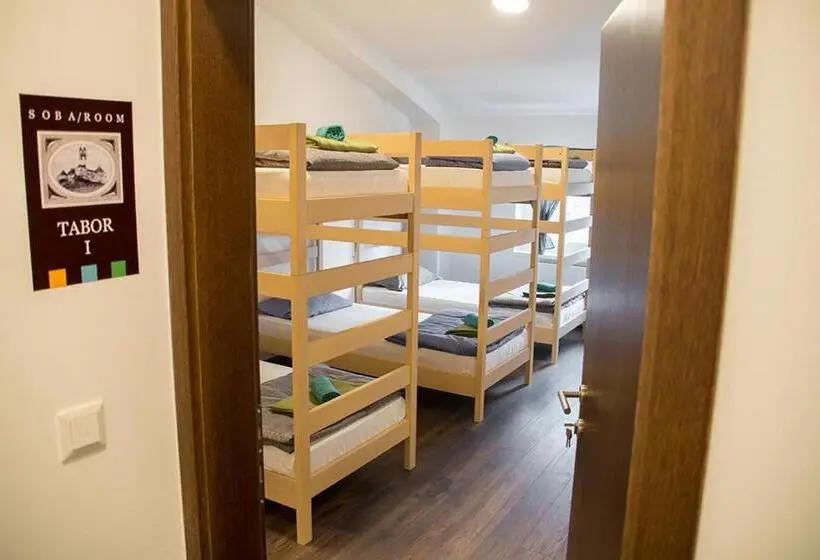 ルームシェアのワンベッド, Wine Hill Hostel