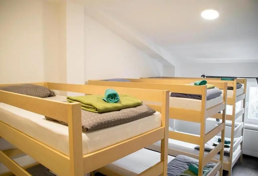 ルームシェアのワンベッド, Wine Hill Hostel