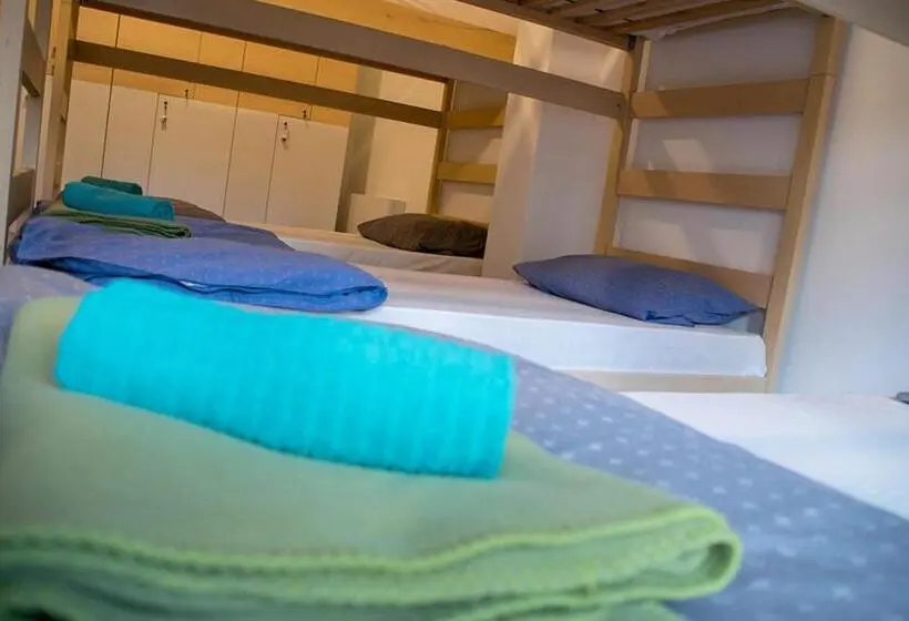 ルームシェアのワンベッド, Wine Hill Hostel
