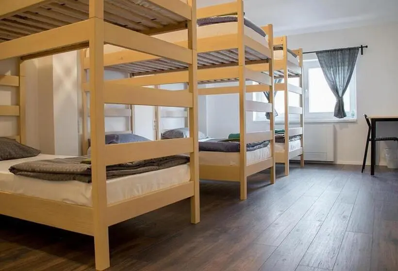 ルームシェアのワンベッド, Wine Hill Hostel