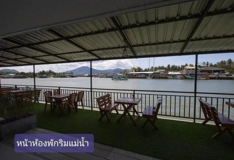 キングサイズベッドのスタンダードルーム, Chaiyai River Front