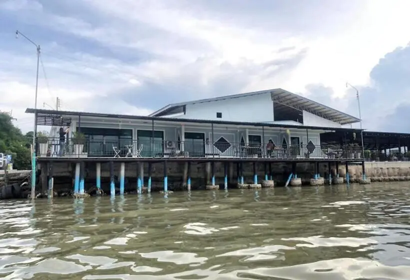 キングサイズベッドのスタンダードルーム, Chaiyai River Front
