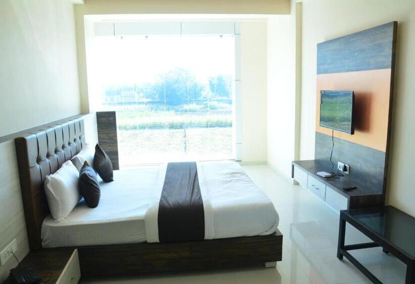 غرفة ديلوكس سرير كينج, Savera Palace