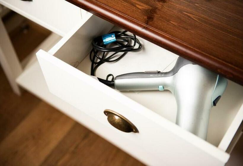 חדר סטנדרט, The Talkhouse